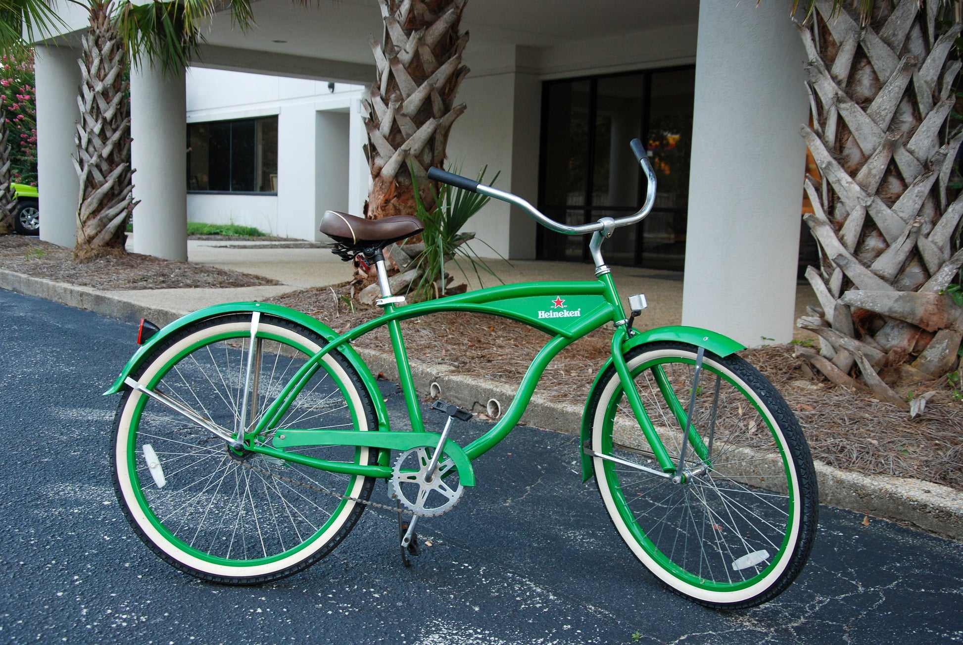 26in Heineken Beach Cruiser (Rare Edition) – Grand Rentals